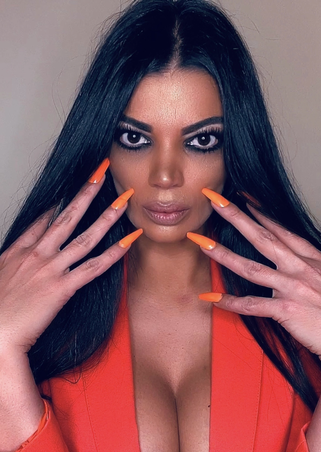 black queen (@blackqueenmamy) onlyfans model picture posing with her hands on her face