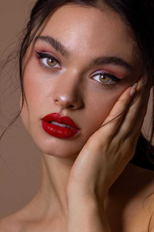Photo sexy modèle Basel OnlyFans - Mira : @mira.m portant du rouge à lèvres rouge