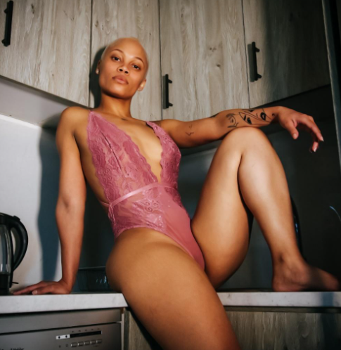  Afrique du Sud OnlyFans Model Sexy Photo - Candy Momo : @candymomo portant une sensuelle une pièce rose saumon