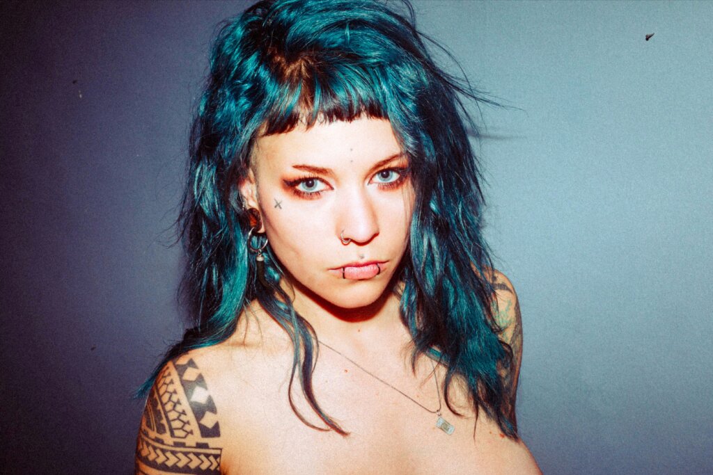 Foto sexy della modella OnlyFans di Zurigo Svizzera - Noemi Riot: @noemiriot ha i capelli verdi