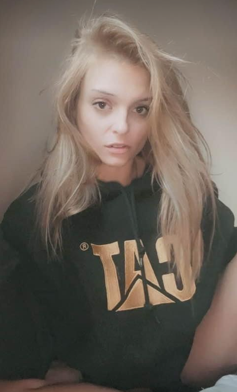 Illinois OnlyFans Model Lexi Shay – @lexybebe5 Sexy Foto trägt ein schwarzes Hemd