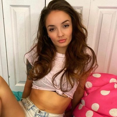 Tilly Toy (@tilly_toy) 20 Years Old onlyfans model picture wearing a croptop