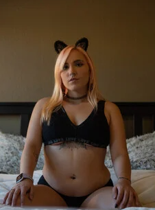 Maine Mama (@mainemama) onlyfans model from Maine picture wearing a cat ear headband