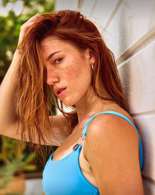 Illinois OnlyFans Model Alanna Jade – @redheadbigbooty Sexy Foto trägt ein blaues Hemd 