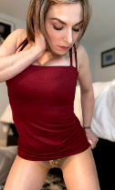 Christina (@christinaqccp) Photo du modèle onlyfans du Massachusetts portant une chemise rouge
