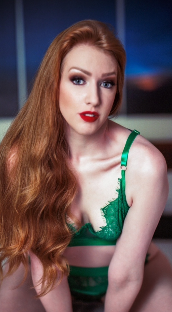 Sonia Harcourt (@soniaharcourtxxx) Foto de modelo onlyfans con sujetador verde