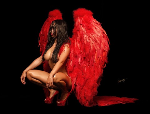 une femme portant des ailes