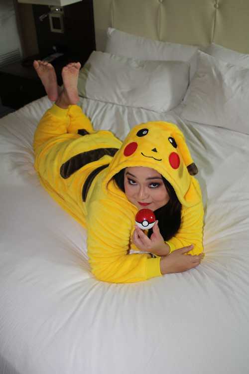 Encantadora chica asiática - @luvazngrl [Foto sexy de los modelos Hawaii OnlyFans] usando un traje