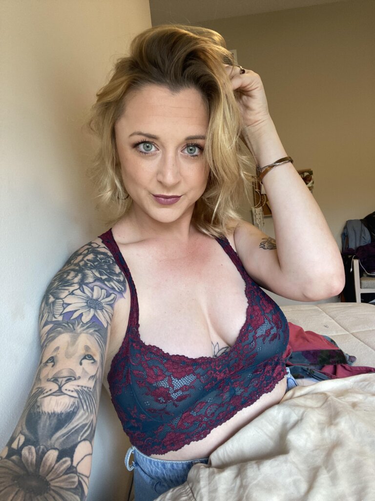 California!13 (@southern_beauty) onlyfans model picture wearing a floral bra