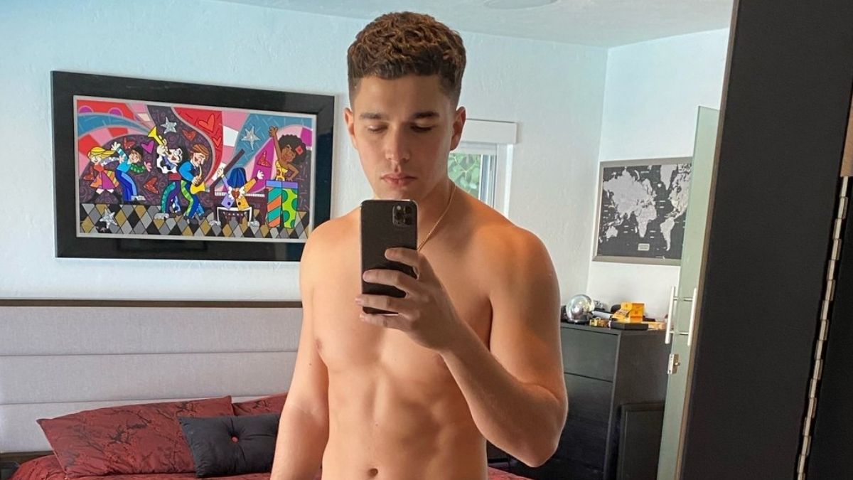 un chico gay tomándose una selfie en el espejo