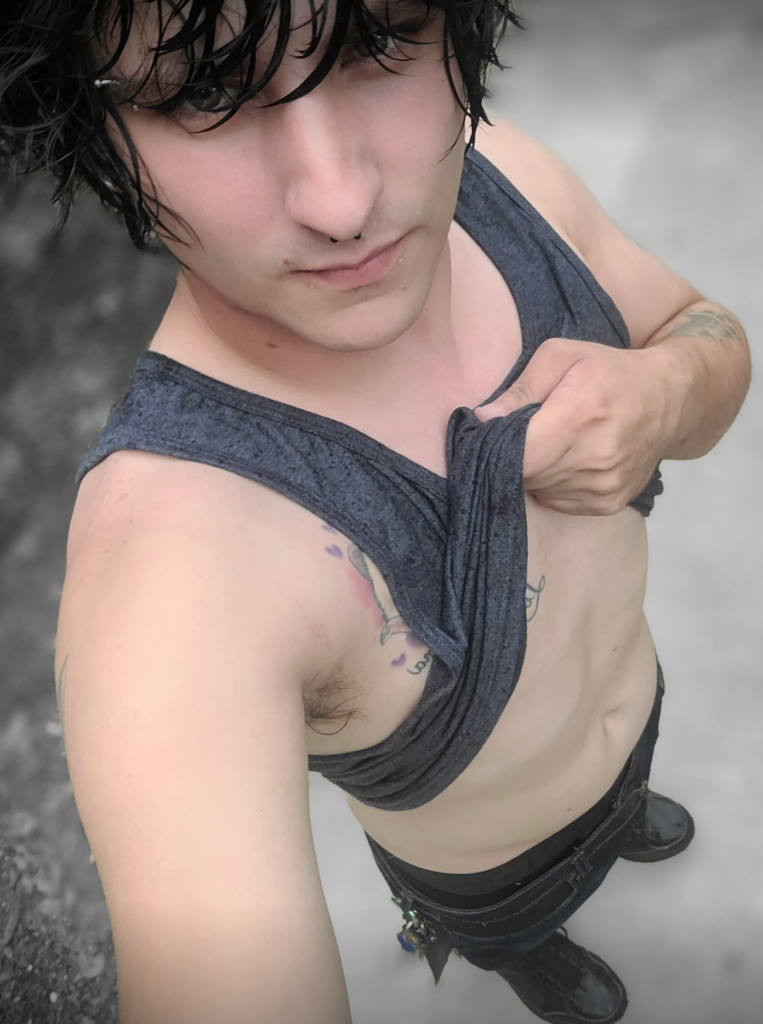 TikTok Gay OnlyFans Model sexy photo - Flgaywiccan - @gaywiccan
wearing a gray top