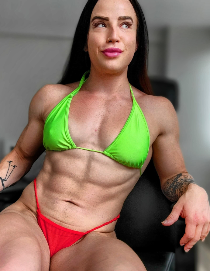 Das Foto von Fitbeastgoddess, einem Wrestler, trägt einen grünen BH