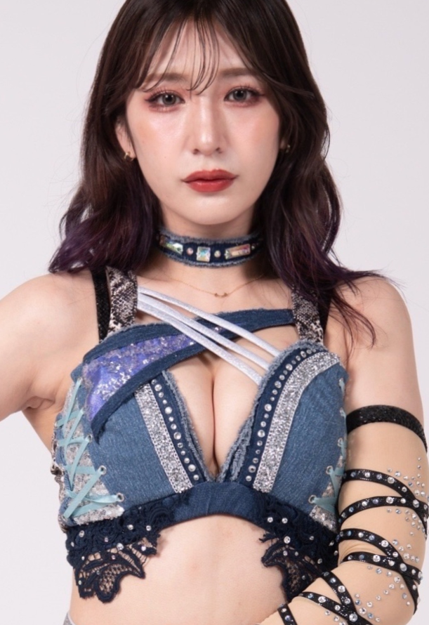 Yuki Kamifuku, ein Wrestler-Foto von OnlyFans, trÃ¤gt ein Halsband 