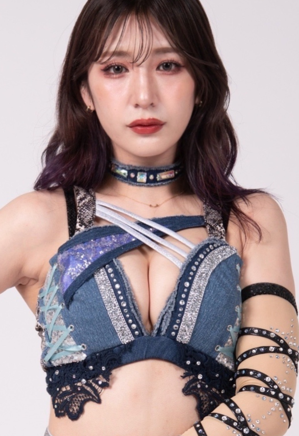 Yuki Kamifuku, una foto del Wrestler OnlyFans con indosso un collare 