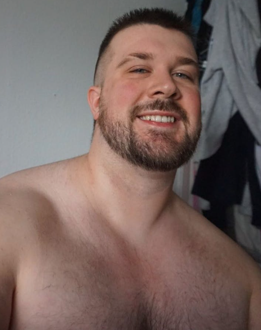 Il modello gay OnlyFans di X (ex Twitter) chiamato Yungdomtop @Yungdomtop si fa un selfie