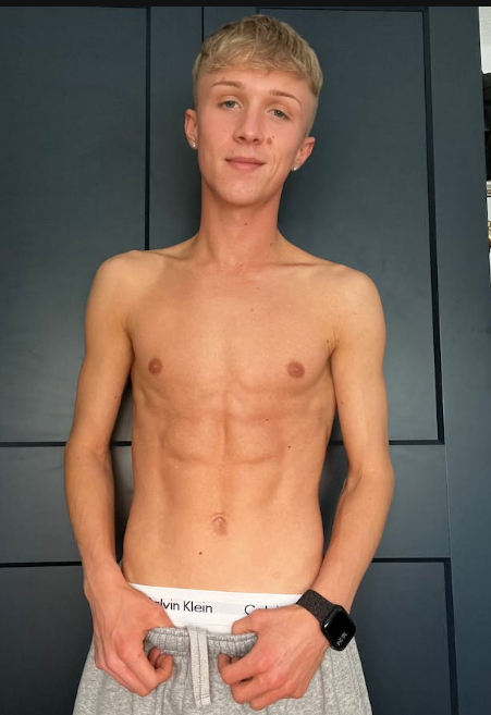 Modelo gay OnlyFans de X (anteriormente Twitter) llamado JamesYalch @JamesYalch con un pantalón corto