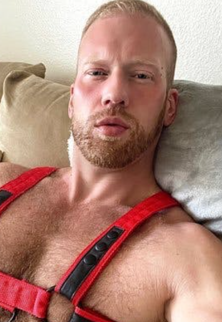 Il modello gay OnlyFans di X (ex Twitter) chiamato VikingMuscle @vikingmuscle si fa un selfie