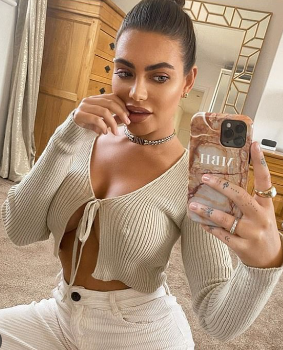 Megan Barton Hanson, créatrice de OnlyFans la mieux payée, prend un selfie miroir