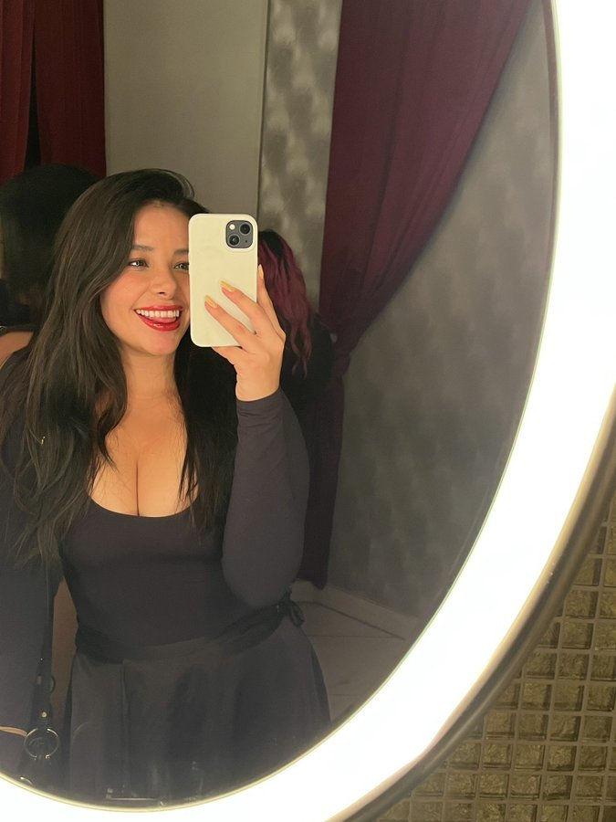Sofía @alwayssofia OnlyFans Model, sexy Foto im Stehen, macht ein Spiegel-Selfie