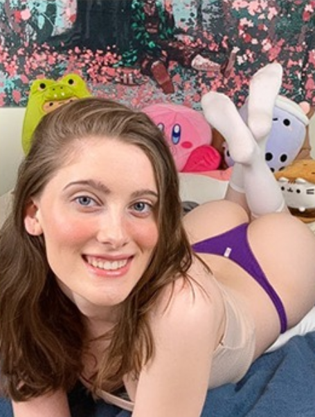  Emily Belmont @emilyeverafter OnlyFans model sexy photo laying in bed