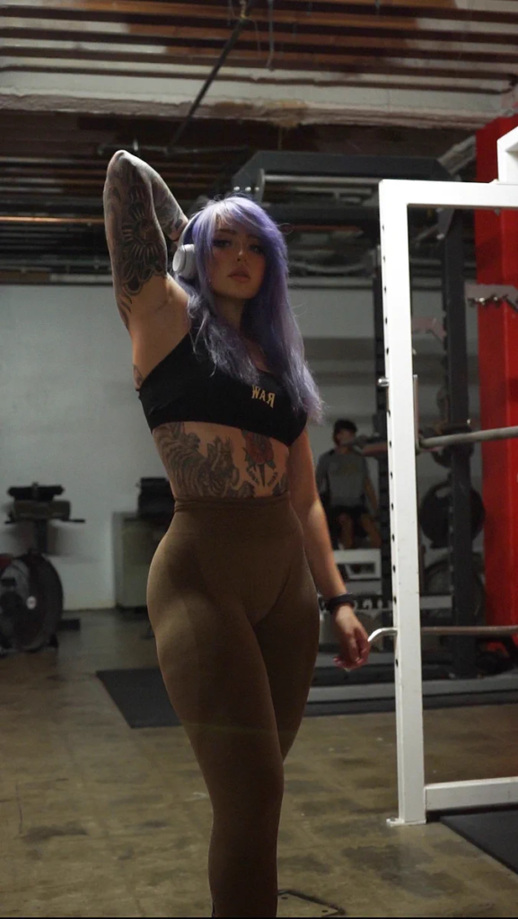 Delanie (@strongwaifu) una mujer con pantalones