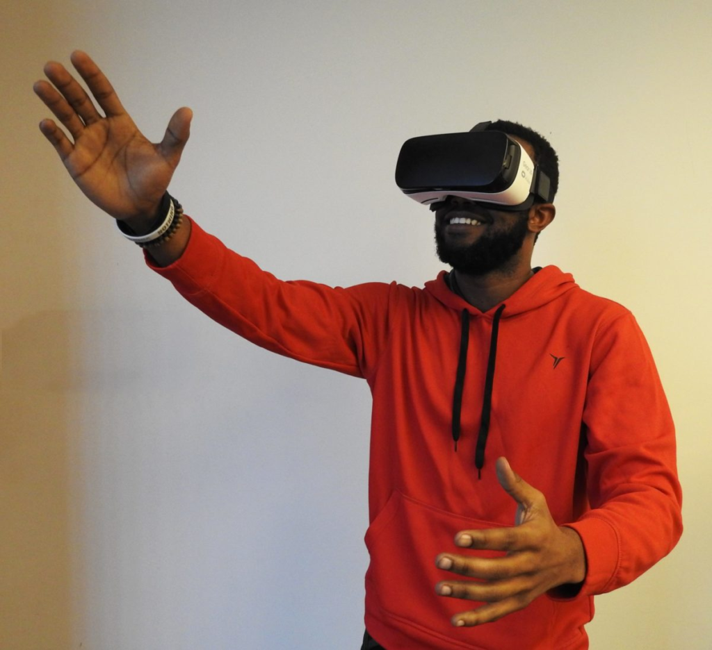 Ein Mann, der eine VR nutzt