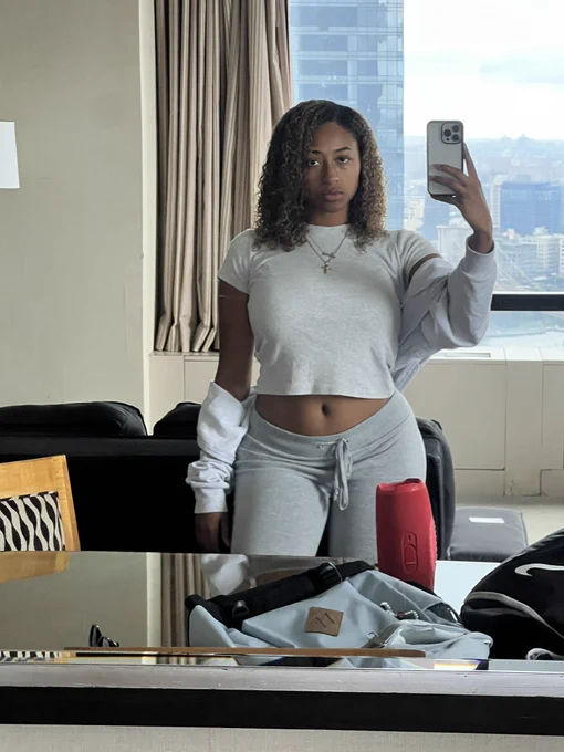 Kalani Rodgers @t_o_princessxoxo OnlyFans-Foto trägt ein weißes Top und macht ein Spiegel-Selfie