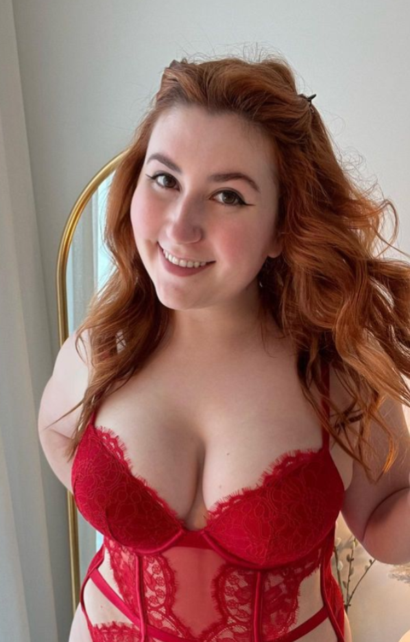 Isla Moon @isla-moon si fa un selfie indossando lingerie rossa