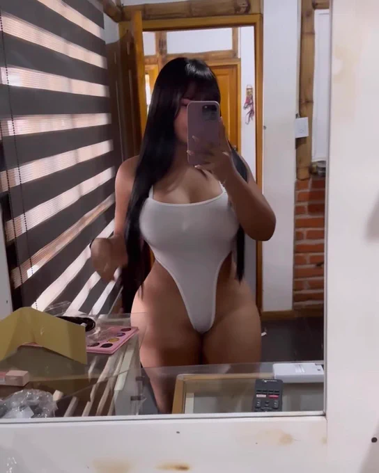 Alejandra Quiroz @alejandraquiroz.oficial trägt einen einteiligen Badeanzug vor einem Spiegel