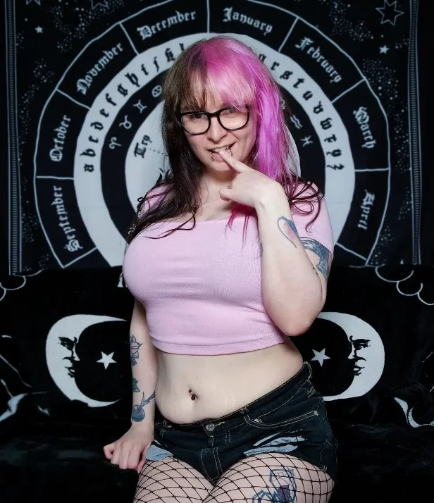 Gothicc Hel | Goth FemDomme | Norwegian (@gothicc_hel) onlyfans model picture wearing a pink crop top