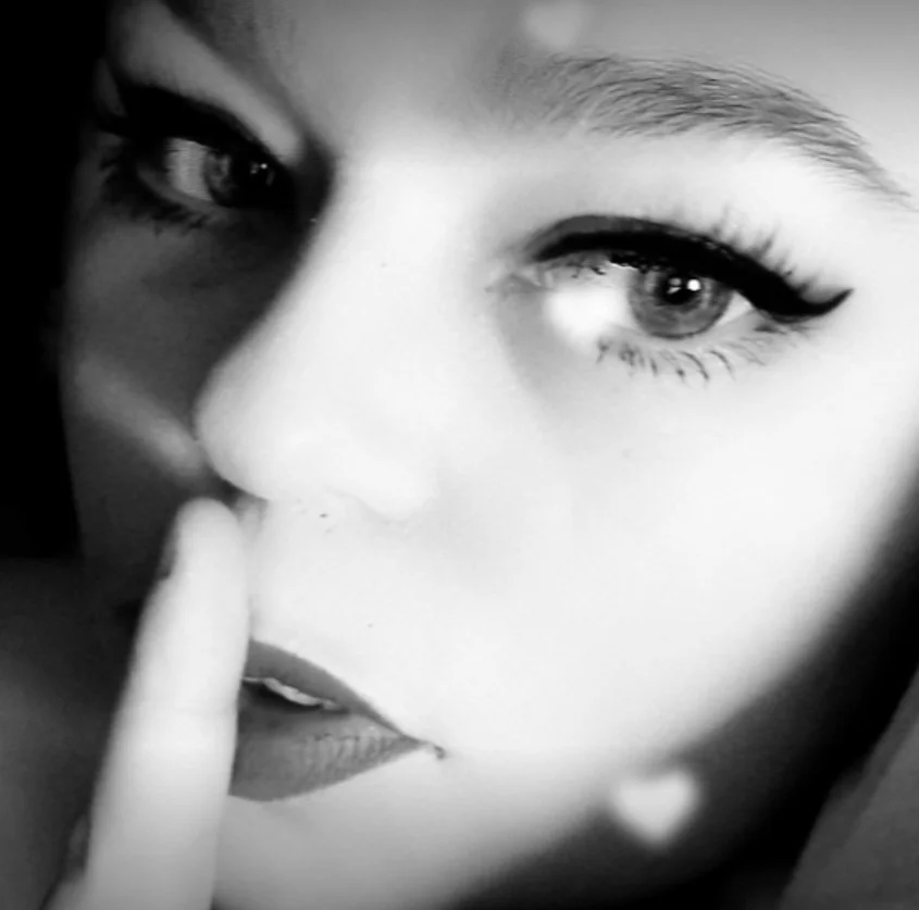 LadyTaari (@ladytaari) onlyfans model picture in black and white. Touching her lips 