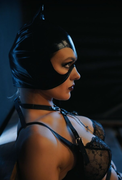 Margot Robbie sosia di OnlyFans Anastasyia Princhina Zaharova nel cosplay di Catwoman.