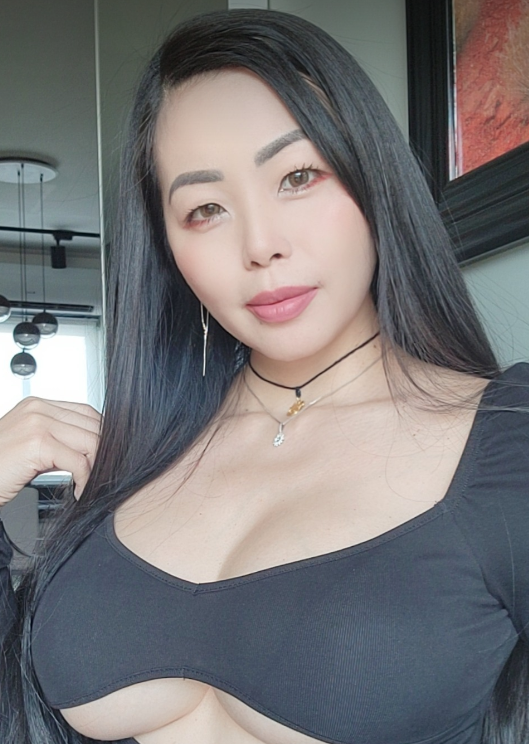 Shanny Lam @shannylam8, a fit Asian Onlyfans creatir showing off her busty chest.