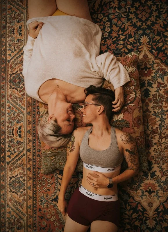 Pareja de lesbianas amateur, Elliot y Emma (@imkindofabigdildo) Una pareja amateur foto de modelos onlyfans tumbados en la alfombra 