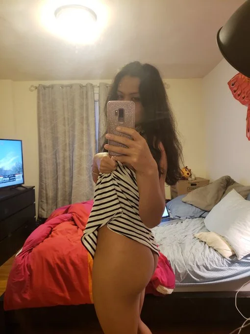 Jojo (@ jojo4straight), una foto de modelo asiÃ¡tica amateur onlyfans en el dormitorio con un top a rayas