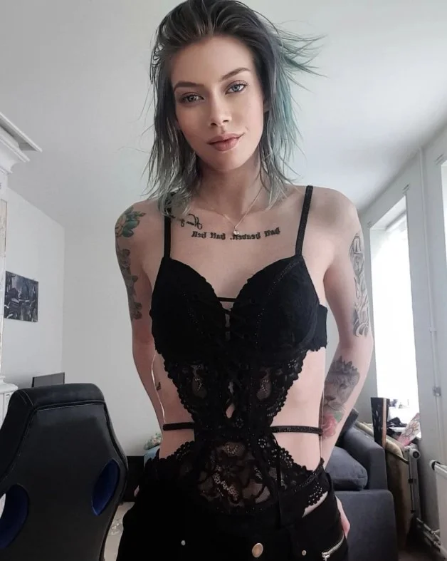 Alexandra Andersen (@stangebraten) photo de modèle uniquement pour les fans portant de la lingerie noire