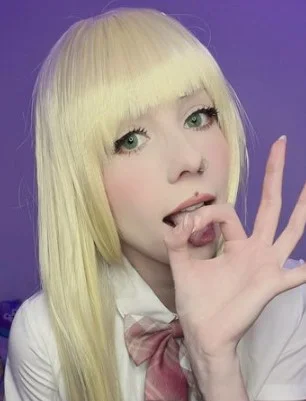 Yumi aiko (@yumiaikoxxx) foto della modella onlyfans con la lingua fuori e con indosso un top bianco