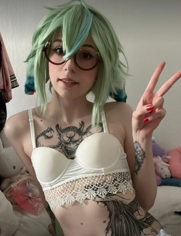 Yumi Aiko (@yumiaikoxxx) Onlyfans-Modelbild in ihrer grünen Perücke und im weißen BH