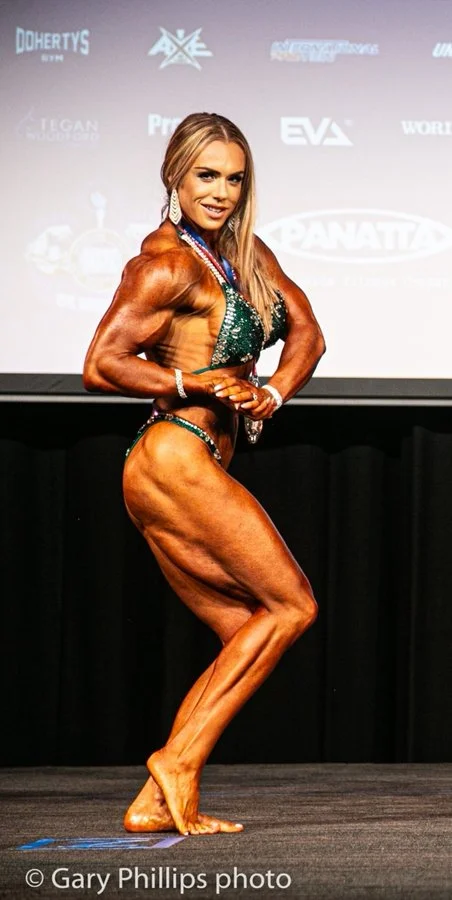 Lana_lady_lifter @lana_lady_lifter OnlyFans-Modellbild im Stehen, das ihre Muskeln spielen lässt