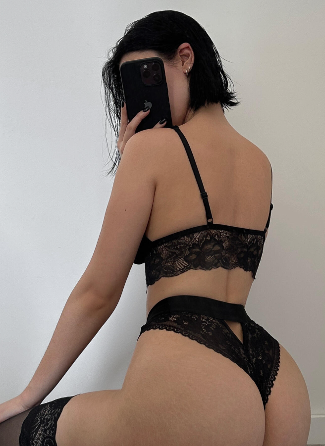 Sexy Foto des unterschätzten OnlyFans-Models namens NuDesPair @nudespair, das ein Spiegel-Selfie macht
