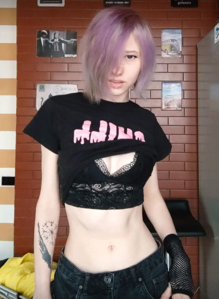 Foto sexy della modella OnlyFans sottovalutata chiamata little_emo_kitten @little_emo_kitten che indossa un top corto