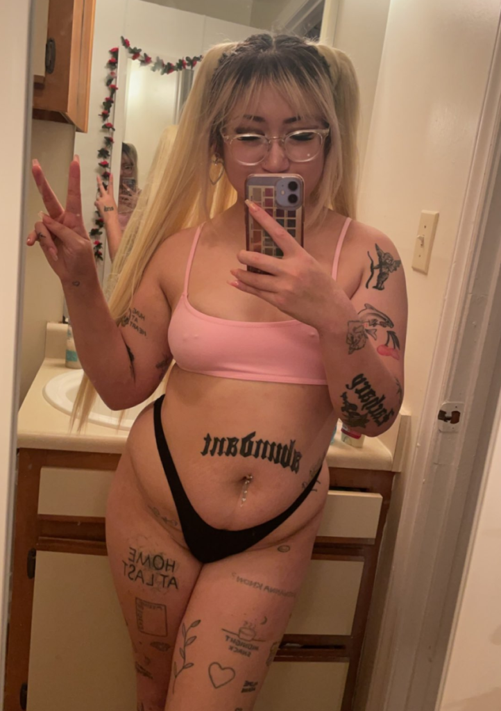 Foto sexy della modella bionda asiatica OnlyFans chiamata Kaia Angel ♡ - @angelbaby777x che si fa un selfie allo specchio