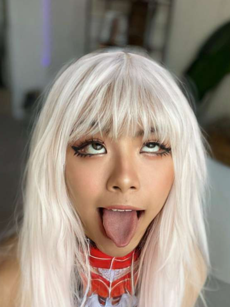 Foto sexy della modella bionda asiatica OnlyFans di nome Hanna Zuki - @hannazuki che fa la faccia ahegao