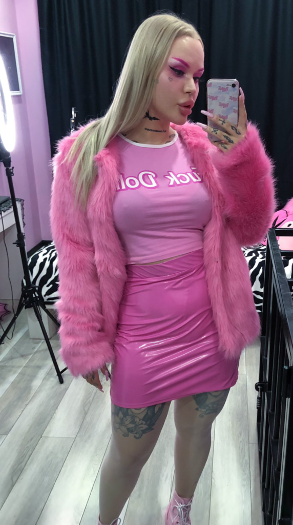 Foto sexy de Perfect Body OnlyFans llamada Nasty Bimbo - @nasty_bimbo vistiendo todo un conjunto rosa