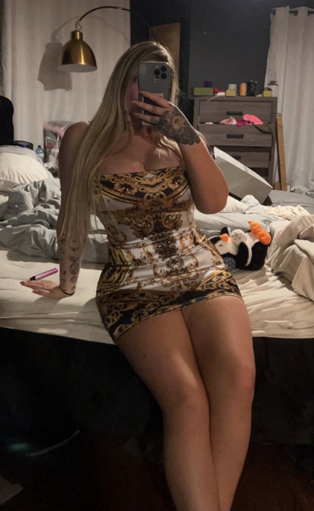 Sexy Foto von Amateur Hotwife OnlyFans Model namens JadeTheSlütWife - @jadeofspades im Bett sitzend