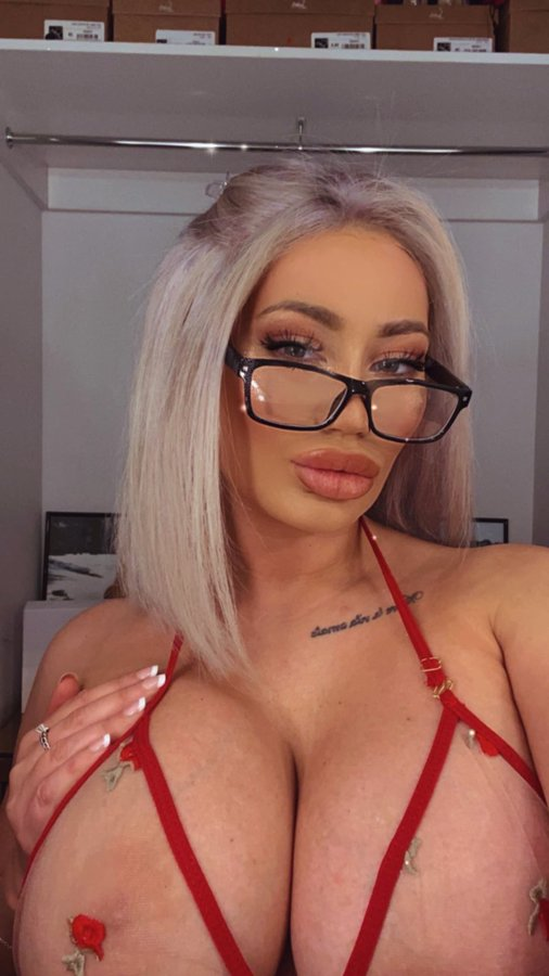 Sophie Dalzell @sdfree onlyfans modella foto sexy senza reggiseno