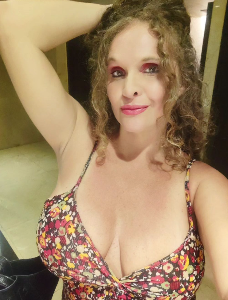 Diafrancis Salas @catifrita descubre modelo sexy foto luciendo vestido