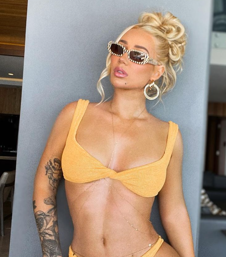 Foto sexy de la modelo onlyfans de Iggy Azalea vestida de pie con un bikini amarillo