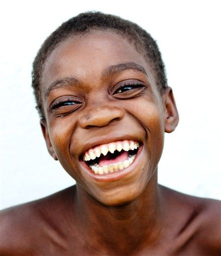 Modification du corps africain appelée adolescent aiguisant les dents