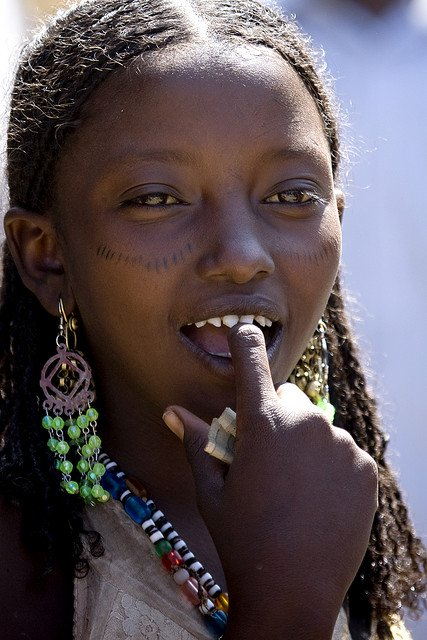 Modification du corps africain appelée jeune fille à aiguiser les dents